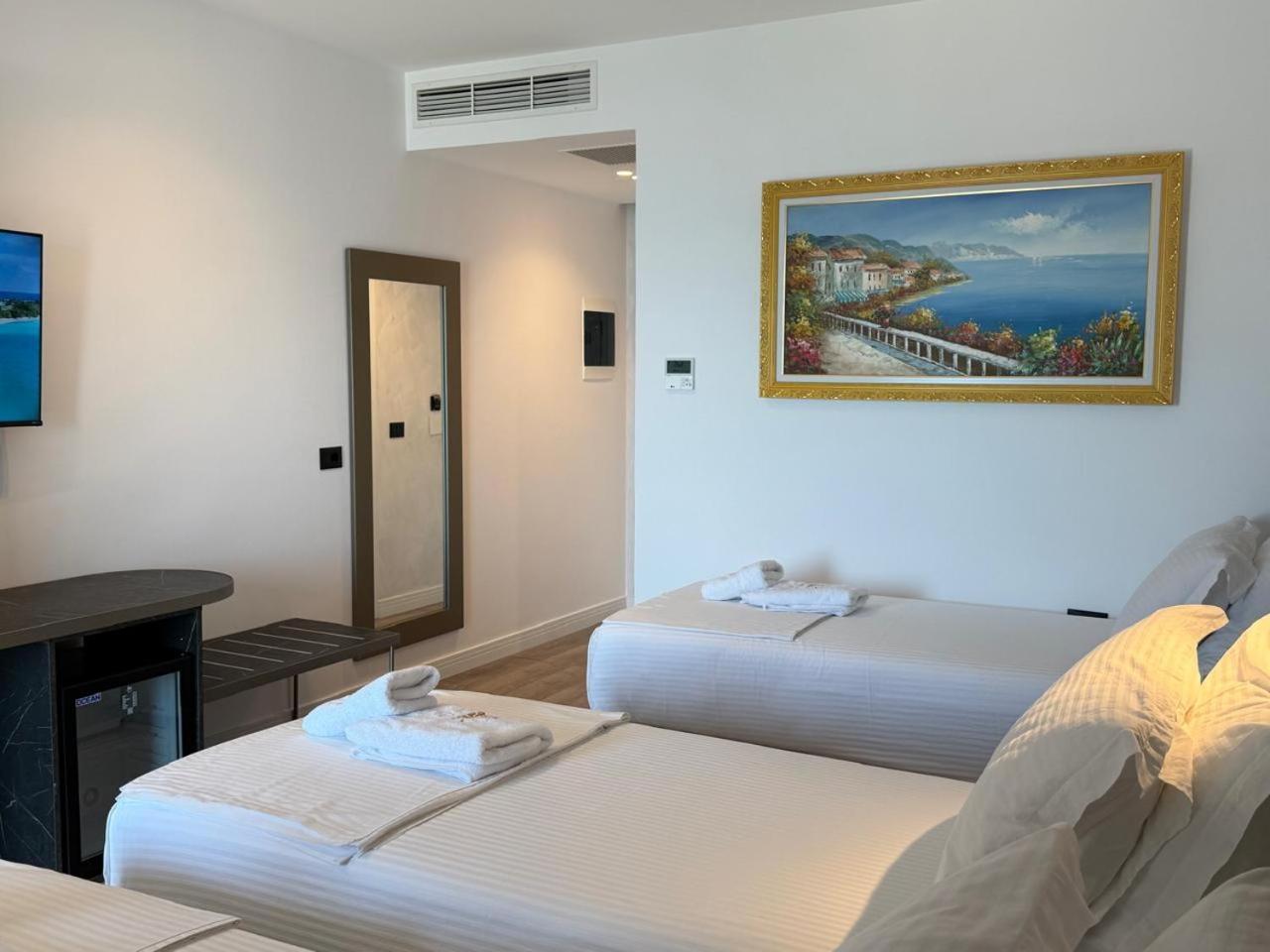 The Queen'S Lion Premium Hotel Sarandë Esterno foto