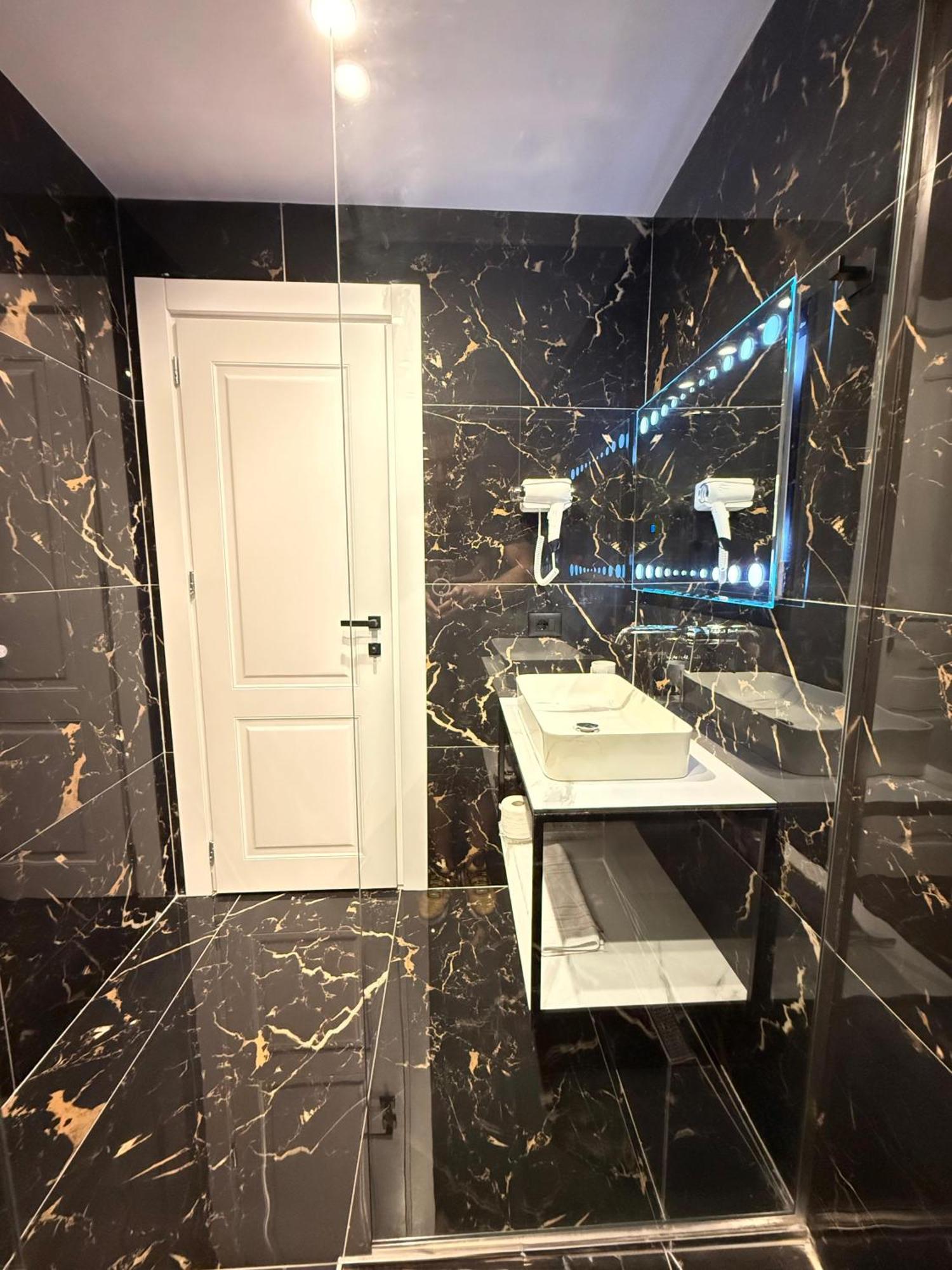 The Queen'S Lion Premium Hotel Sarandë Esterno foto
